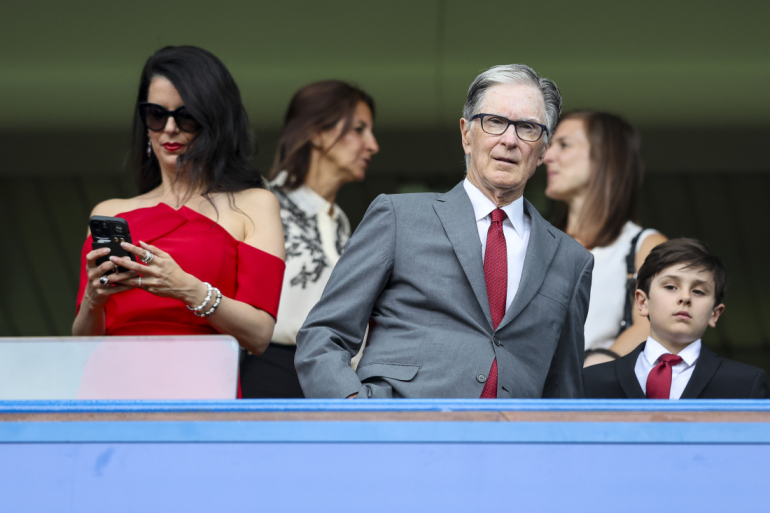 John W. Henry på plads på Anfield