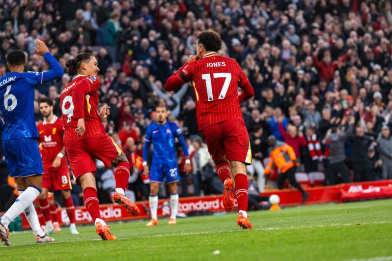 Curtis JOnes jubler over sin scoring mod Chelsea på Anfield