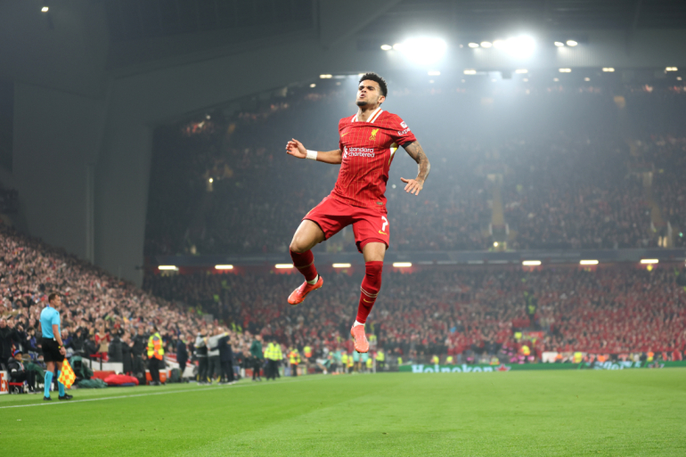 Luis Diaz fejrer en scoring mod Bayer Leverkusen på Anfield