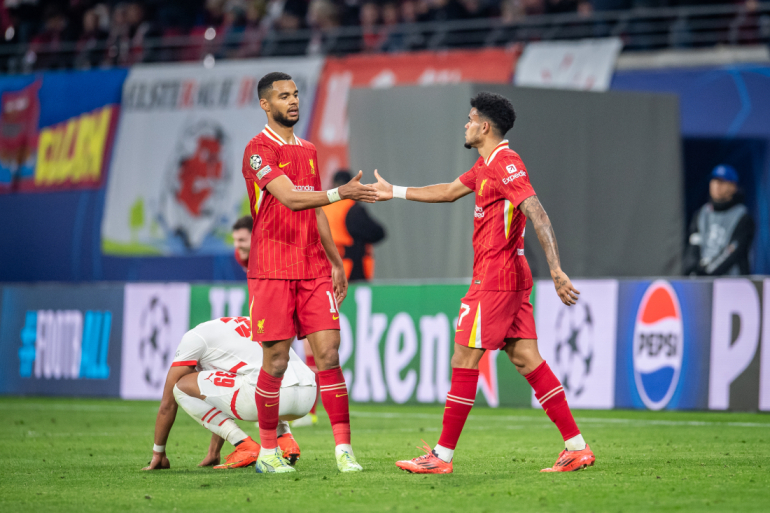 Cody Gakpo og Luis Diaz fejrer en scoring mod RB Leipzig